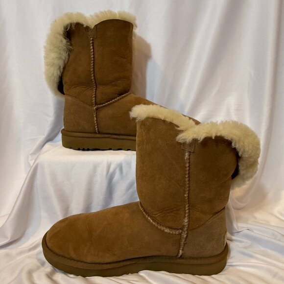 Ugg Bailey Button II Boots - Size 9 - Picture 2 of 5